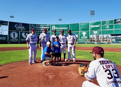 El niño Fernando Vázquez lanzó la primera bola en un juego ante Dos Laredos en el Estadio Revolución. (ESPECIAL)