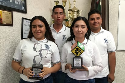 Nadia, Nancy, José y José Fernando, crearon un proyecto de un impermeabilizante a base de PET. (GUADALUPE MIRANDA)