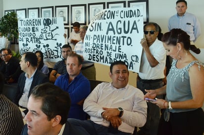 Antonio Zamarrón que viste camisa en color claro, dijo el martes que no se prestaría a 'un show'. (FERNANDO COMPEÁN)