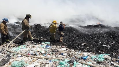 Se tiene entre un 75 y 80 por ciento de control del incendio suscitado en el tiradero de basura desde el pasado martes. (EL SIGLO DE TORREÓN)