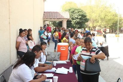 Realizan en la Presidencia Municipal de Francisco I. Madero, la entrega de recursos que estaban pendientes desde el año pasado, para los beneficiarios de algunos programas federales. (EL SIGLO DE TORREÓN/CLAUDIA LANDEROS)