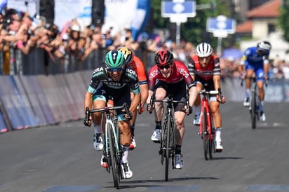 Cesare Benedetti (i) se impone en el sprint final de la 12 etapa. (EFE)