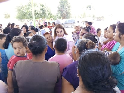 La candidata del PRI a la alcaldía de Gómez Palacio, promueve la entrega de calzado gratuito y bicicletas para menores escolares. (CORTESÍA)