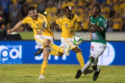 El francés André-Pierre Gignac (i) fue el anotador del único gol del juego entre Tigres y León, en la ida de la gran final del Clausura 2019. (EFE)