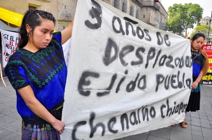 A días de cumplirse tres años de ese 26 de mayo, en el que 238 personas, entre ellas 123 niños, fueron desplazados del Ejido Puebla, municipio de Chenalhó en Chiapas, los desterrados de su comunidad permanecen en paro indefinido a las puertas de Palacio Nacional. (ARCHIVO)