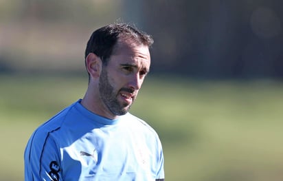 El entrenamiento duró casi una hora y estuvo mayormente a cargo del preparador físico, José Herrera, que hizo a los jugadores trabajar con la pelota y realizar algunos trotes. (EFE)
