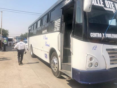 El menor se impactó con uno de los costados del autobús y se golpeó en la cabeza, para finalmente terminar tendido sobre la carpeta asfáltica. (EL SIGLO DE TORREÓN)