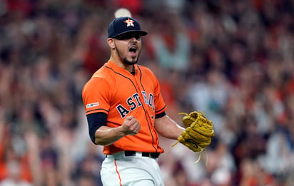 Roberto Osuna festeja tras conseguir su salvamento en la victoria de Houston ante los Medias Rojas de Boston.