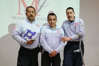 Luis, Rufino y Gerardo trabajan diariamente para atender las llamadas de emergencia que se hacen a la estación de bomberos.