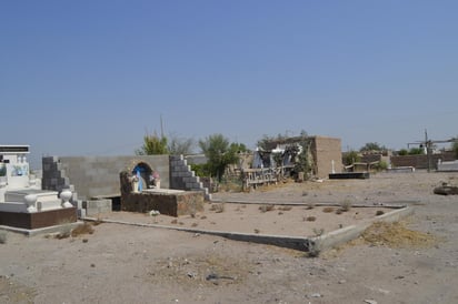 Los muertos son sus vecinos. Las tumbas pueden estar a un costado, enfrente o a espaldas de casas construidas y habitadas, en la colonia Juan Rueda.
