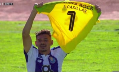 Los jugadores celebraron el primer gol que marcaron en la final de la Copa de Portugal ante el Sporting con una camiseta del portero español Iker Casillas. (ESPECIAL)
