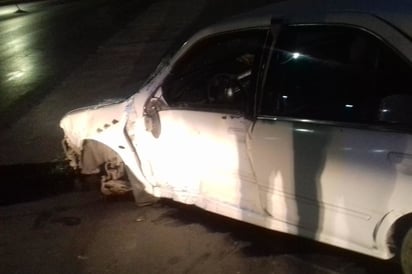 En el accidente se vio afectado un negocio de venta de rines y llantas. (EL SIGLO DE TORREÓN)