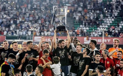 Los jugadores del Valencia festejan con el título en brazos tras derrotar 2-1 en la final al Barcelona. (EFE)