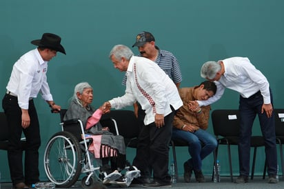 El presidente Andrés Manuel López Obrador encabezó la entrega de apoyos en el marco de los Programas Integrales para el Bienestar en Jilotepec, Estado de México, donde estuvo acompañado del gobernador Alfredo Del Mazo Maza. (NOTIMEX)