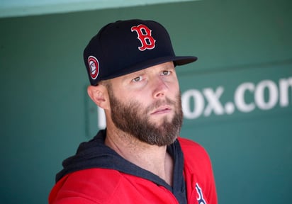 Dustin Pedroia, de Boston, observa desde la cueva antes del juego ante los Indios de Cleveland. (AP)