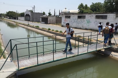 Es en el canal Tlahualilo de Lerdo, en donde más se han sorprendido bañistas y a quienes se les invita a salir y no hacerlo nuevamente. (EL SIGLO DE TORREÓN)