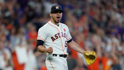 Roberto Osuna permitió dos carreras en la novena entrada, pero consiguió su salvamento 14 de la temporada. (AP)