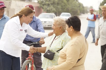 La candidata de Morena escucha inquietudes de ciudadanos. (EL SIGLO DE TORREÓN)