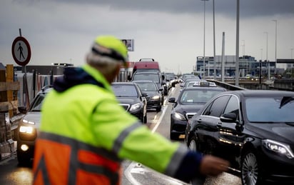 Provocó congestionamiento vial en las autopistas, así como estaciones de trenes vacías, turistas varados y tránsito de bicicletas donde generalmente está prohibido. (EFE)