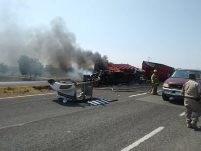 Esta mañana se registró un accidente carretero en San Pedro, en el cual un tráiler volcó y quedó envuelto en llamas, por lo que se provocó una movilización de las diferentes corporaciones de auxilio y emergencia. (EL SIGLO DE TORREÓN)