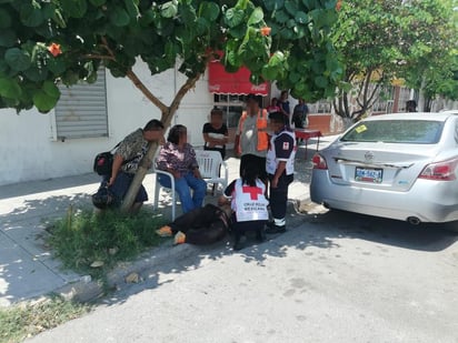 Algunas personas que se encontraban en el lugar llamaron de inmediato al sistema de emergencia 911 para solicitar la presencia de una ambulancia de la Cruz Roja. (EL SIGLO DE TORREÓN)
