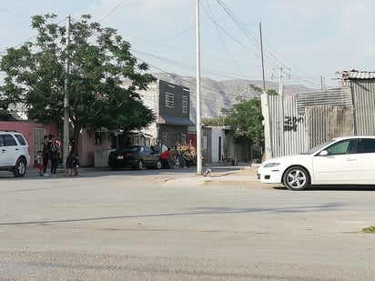 De manera inmediata, los apagafuegos se trasladaron a la calle Lago Ládoga y casi esquina con Lago Victoria. (EL SIGLO DE TORREÓN)
