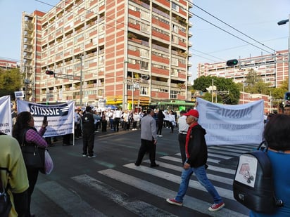 Los empleados del sector salud se manifestaron en contra de lo que calificaron como despidos injustificados. (ESPECIAL)