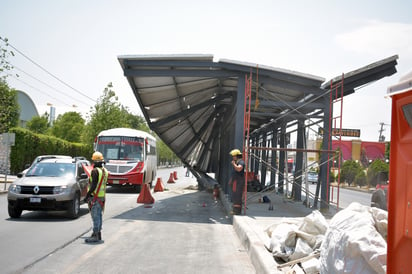 El colapso de una parte del techo de uno de los paraderos del Metrobús Laguna generó tráfico vehicular lento sobre el bulevar Revolución, a la altura de la Unidad Deportiva Torreón. (JOEL MENDOZA)