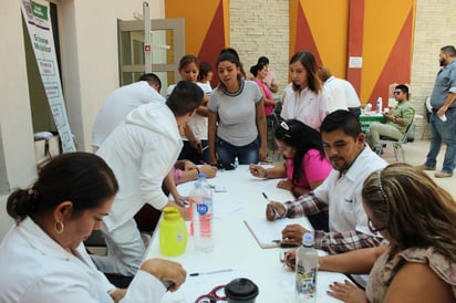 Atienden a alrededor de 200 sampetrinos durante la Brigada de Salud que se realizó ayer en el Auditorio Municipal. (EL SIGLO DE TORREÓN/CLAUDIA LANDEROS)