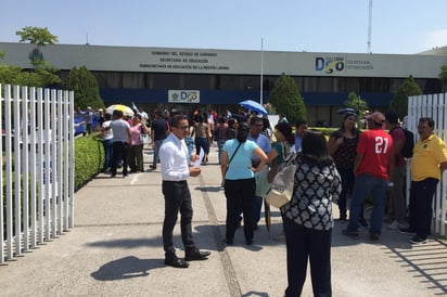 El plantón de los maestros que exigen el pago de los quinquenios, se mantiene a las afueras de la Subsecretaría de Educación. (EL SIGLO DE TORREÓN)