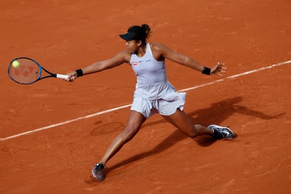 La número uno del mundo, Naomi Osaka, se recuperó tras ser blanqueada en el primer set, y se impuso 0-6, 7-6, 6-1 a Anna Karolína Schmiedlová. (AP)