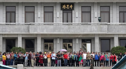 Un grupo de turistas visita las instalaciones del Gobierno de Corea del Norte. (ARCHIVO)