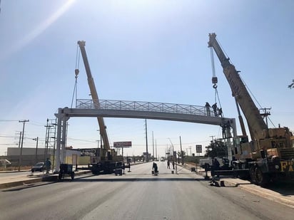 En el lugar se encuentran trabajadores acompañados de dos grúas. (EL SIGLO DE TORREÓN)