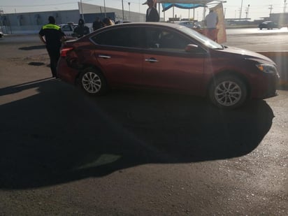 los agentes dieron fe del choque entre una motocicleta marca Honda, color blanco, la cual era conducida por la persona lesionada, así como el automóvil sedan marca Nissan, línea Sentra, color guinda. (EL SIGLO DE TORREÓN)