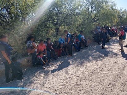 La Patrulla Fronteriza en Arizona informó del rescate de 113 migrantes en el 'Camino del diablo', cerca de la frontera desértica con Sonora, que de acuerdo con cronistas, se llama así por las difíciles condiciones para la vida. (TWITTER/@CBPArizona)