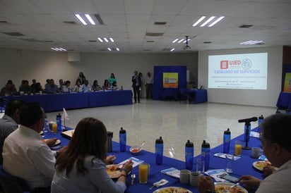 La reunión estuvo encabezada por el director de la facultad, Juan José Martínez García, quien habló ante los asistentes sobre el compromiso que la facultad tiene hacia la sociedad. (EL SIGLO DE TORREÓN)