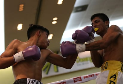 Contundente fue la actuación en Durango de Abel Rivas Jr., quien dejó en el banquillo a su rival a media pelea. (Foto de José Antonio Rodríguez)