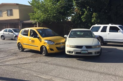 El saldo del accidente vial fue de dos mujeres con lesiones leves y daños materiales de consideración en las unidades siniestradas. (EL SIGLO DE TORREÓN)