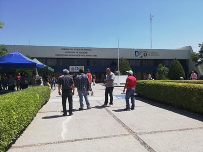 Los maestros se encuentran plantados a las afueras de la Subsecretaría de Educación en La Laguna desde el martes de la semana pasada. (EL SIGLO DE TORREÓN)