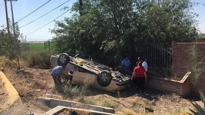 El auto fue asegurado por el personal de Tránsito y Vialidad quien ordenó el traslado del auto al corralón municipal. (EL SIGLO DE TORREÓN)