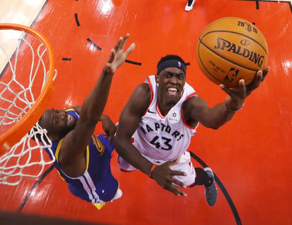 Pascal Siakam (43) logró la mejor marca de su carrera en playoffs al anotar 32 puntos para los Raptors. (AP)