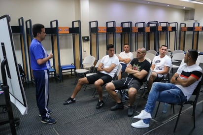 Juninho (d) junto a sus excompañeros en Tigres durante la aplicación de un examen en las instalaciones del estadio Universitario. (CORTESÍA)