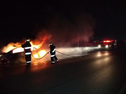 El personal del departamento de Bomberos de la Estación Universidad, se encargó de combatir el fuego, mismo que de inmediato se extendió a la cabina del automóvil. (EL SIGLO DE TORREÓN)
