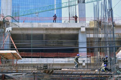 En su cuenta de Twitter @SEDEMA_MX señaló que la Dirección General de Evaluación de Impacto y Regulación Ambiental (DGEIRA) notificó esta tarde a los desarrolladores de la Torre Mítikah sobre la sanción recibida. (ARCHIVO)
