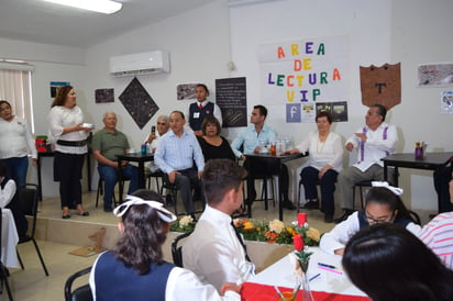 El secretario de Educación supervisó actividades de lectura en Gómez Palacio; dijo que se atienden demandas magisteriales.