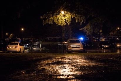 El presunto autor de la masacre, que murió después de un intercambio de disparos con la policía local, utilizó una pistola y un rifle con 'múltiples revistas' que fueron adquiridos legalmente. (EFE)
