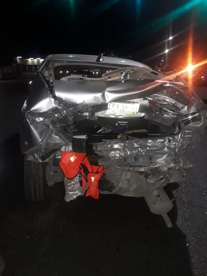 Luego del primer contacto, el vehículo sedán dio un giro y terminó sobre los carriles contrarios de la vialidad, mientras que la camioneta salió proyectada hacia el camellón donde derribó un señalamiento vial. (EL SIGLO DE TORREÓN)
