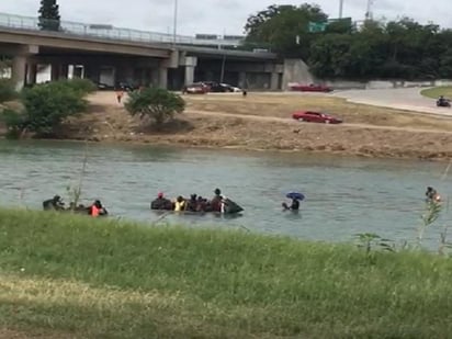 Ya en la orilla del río que forma parte del campo de Golf de la ciudad de Eagle Pass en Texas, los inmigrantes se entregaron a los agentes de la Patrulla Fronteriza que ya los esperaba, pues observaron todo lo ocurrido.
