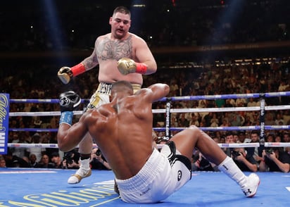 Andy Ruiz se convirtió en el primer campeón mexicano de peso completo, al derrotar ayer por nocaut al favorito Anthony Joshua.