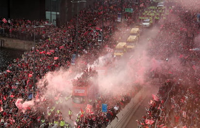 El técnico del Liverpool, Juergen Klopp, y sus jugadores regresaron el domingo a casa y se montaron a un autobús descapotable que tenía plasmada la frase: “Campeones de Europa”. (EFE)